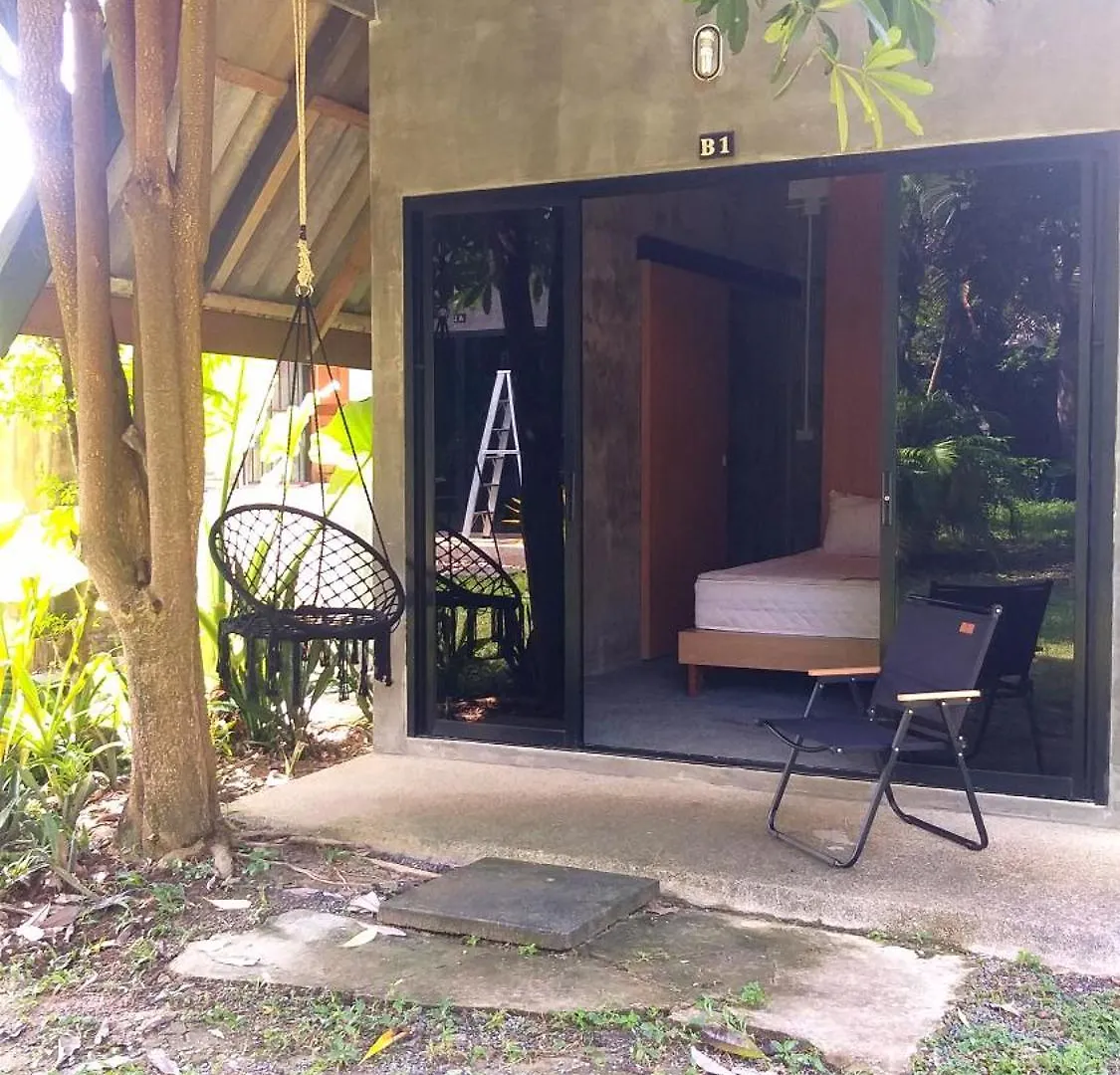 Ko Lanta Cashewnut Tree Resort منزل ريفي
